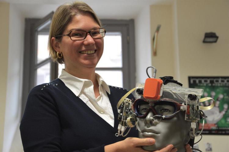 Barbara Caputo con il robot - Sapienza Università di Roma
