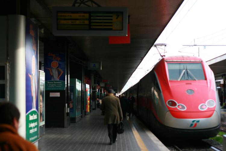 Roma: tenta di fermare abusivo salito su treno, aggredito ferroviere