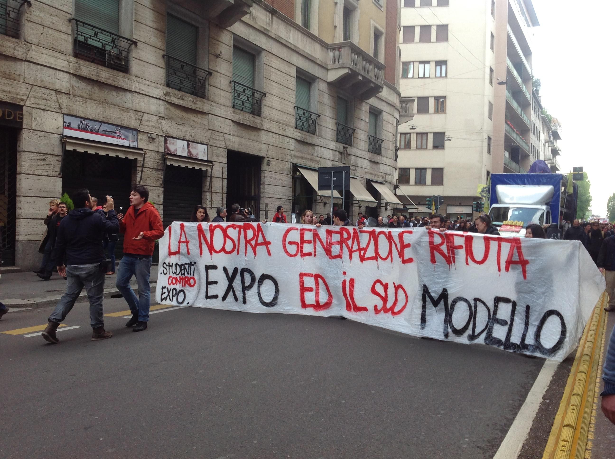 Striscione contro Expo esposto in manifestazione a Milano
