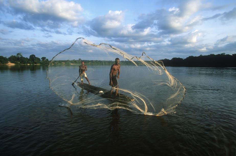 Dzanga, pescatori (foto M Harvey/Wwf Canon)
