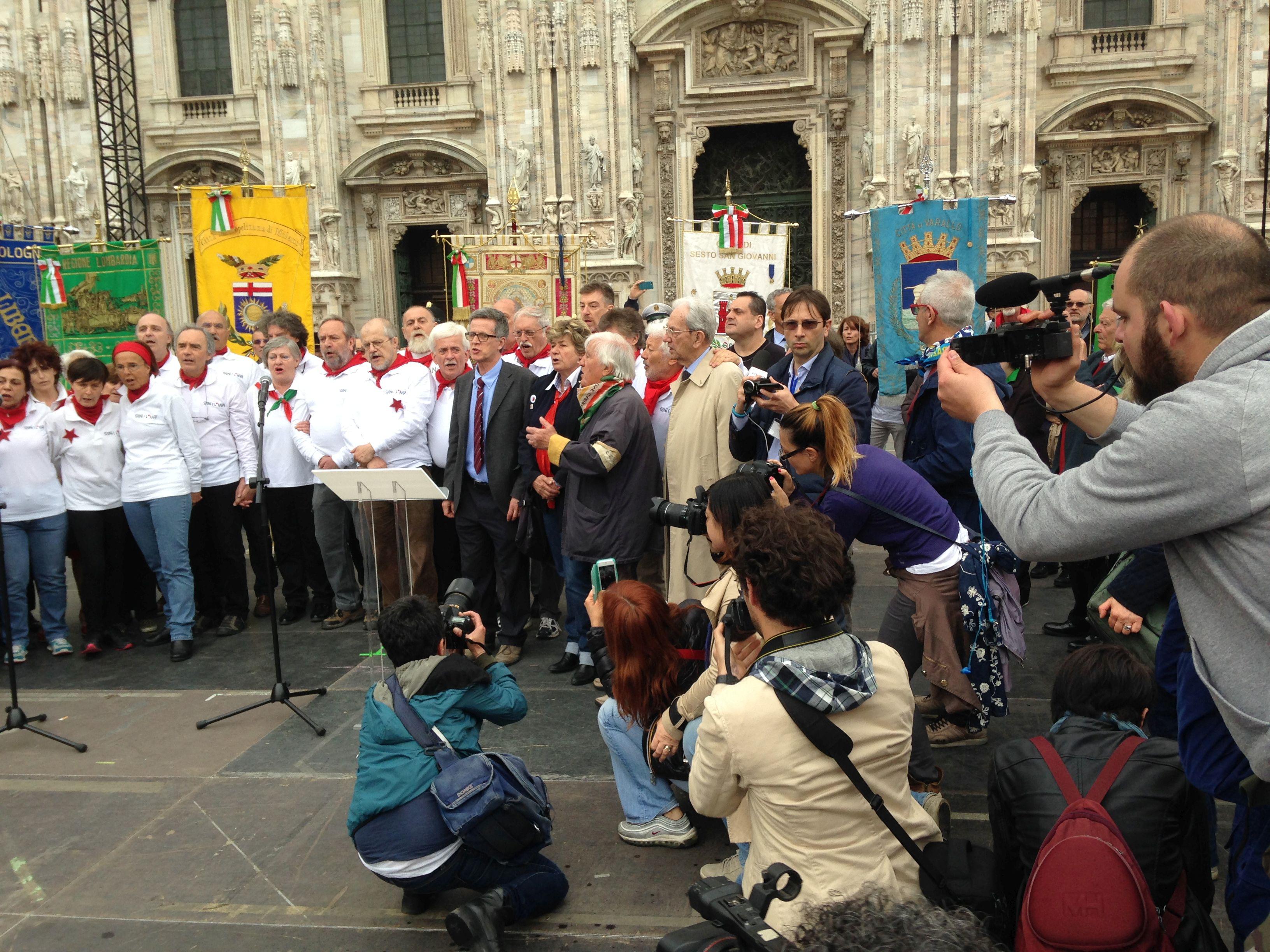 Il palco di Piazza Duomo a Milano durante celebrazioni per il 25 Aprile