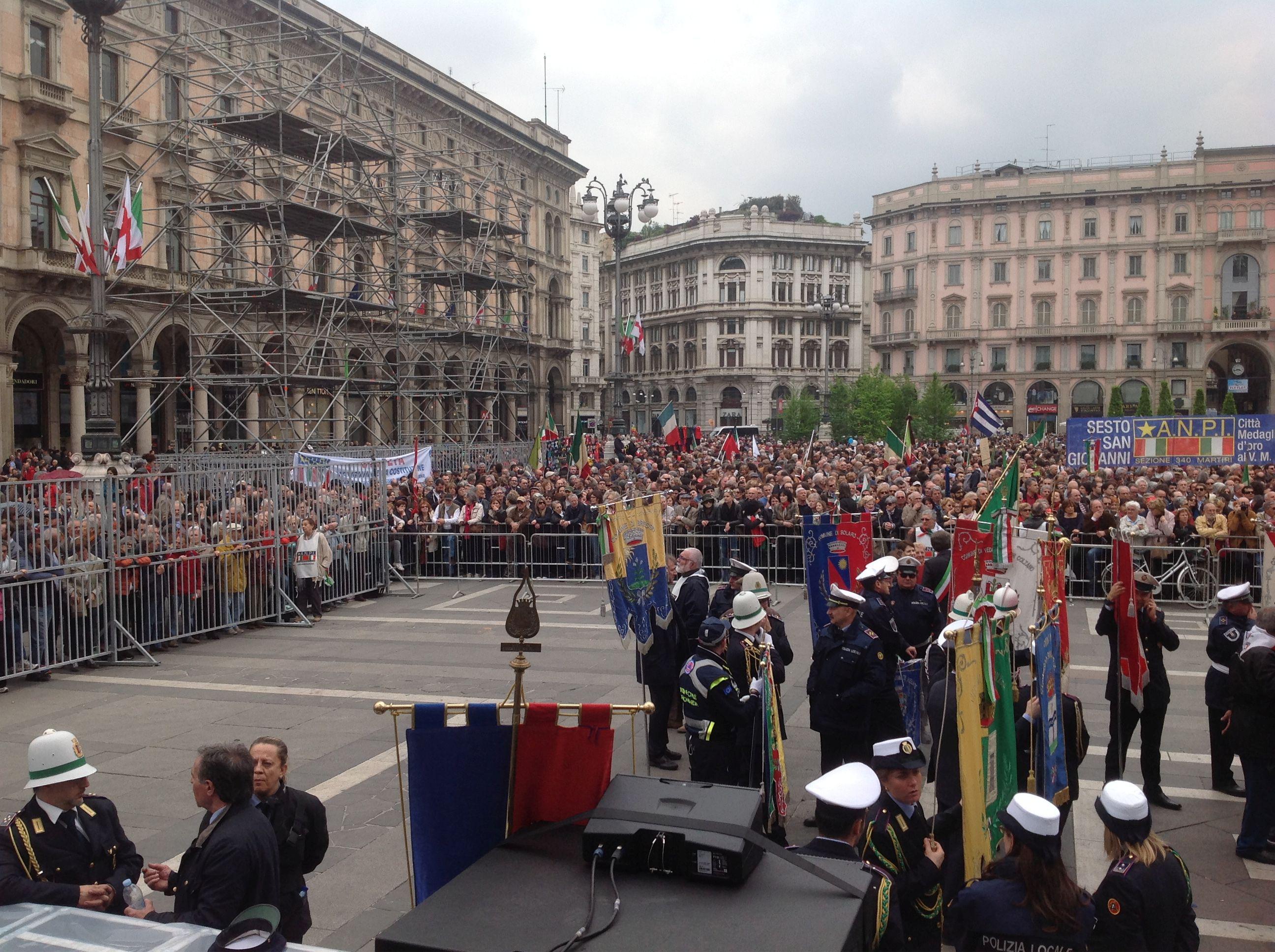 Immagine del palco allestito in piazza Duomo a Milano