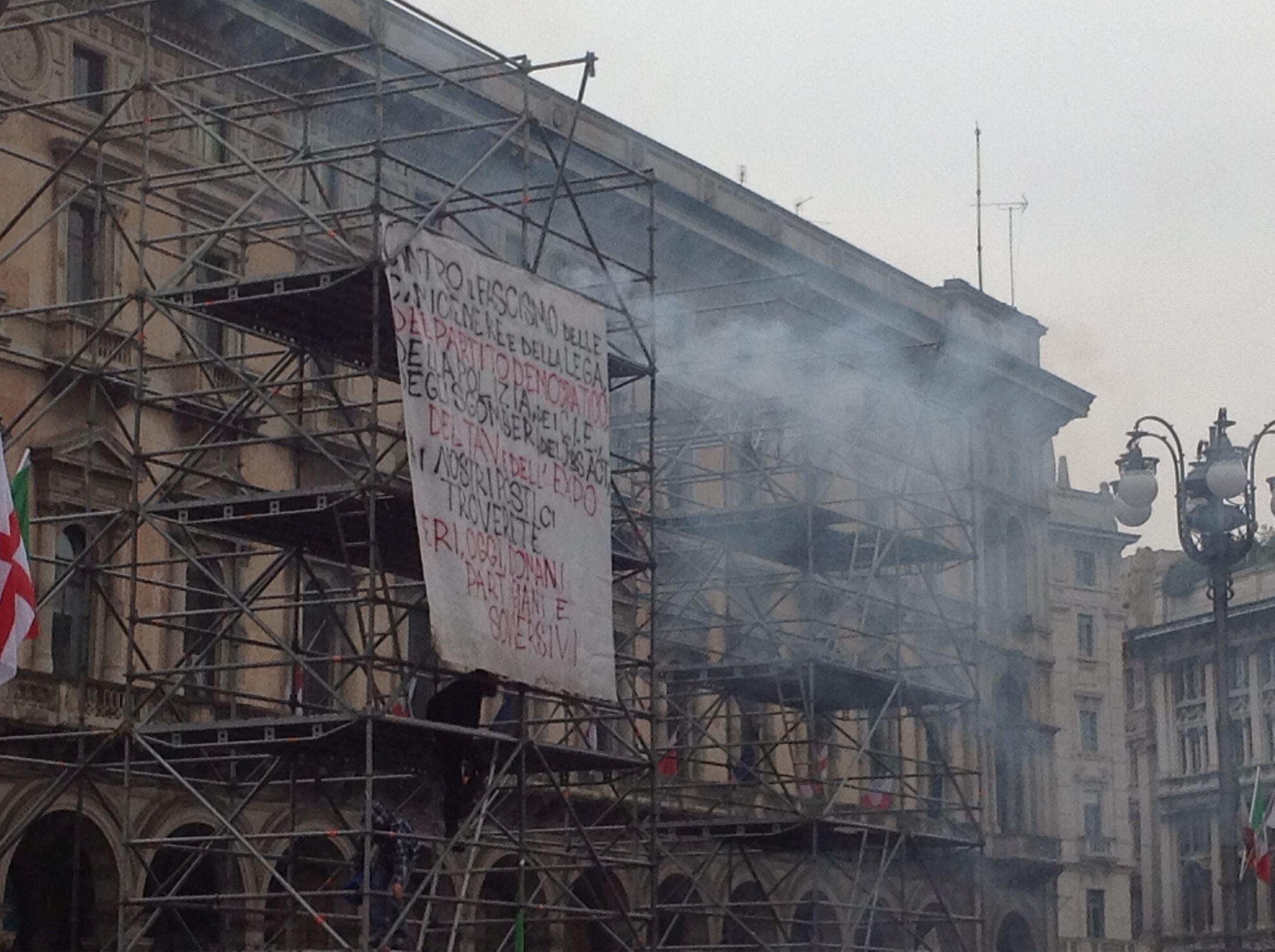 Lo striscione e i fumogeni per la contestazione no Tav in piazza Duomo a Milano