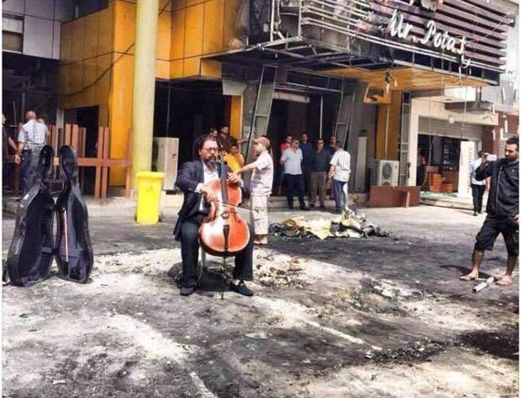 Iraq: musica contro le bombe, direttore orchestra suona in luogo attentato