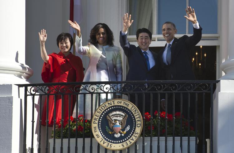 Barack Obama e la first lady Michelle salutano da un balcone della Casa Bianca assieme al primo ministro giapponese Shinzo Abe e la moglie Akie.  - (foto Afp)