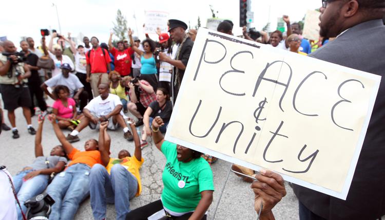 Una delle proteste dell'anno scorso a Ferguson dopo la morte di Michael Brown (Foto Infophoto)