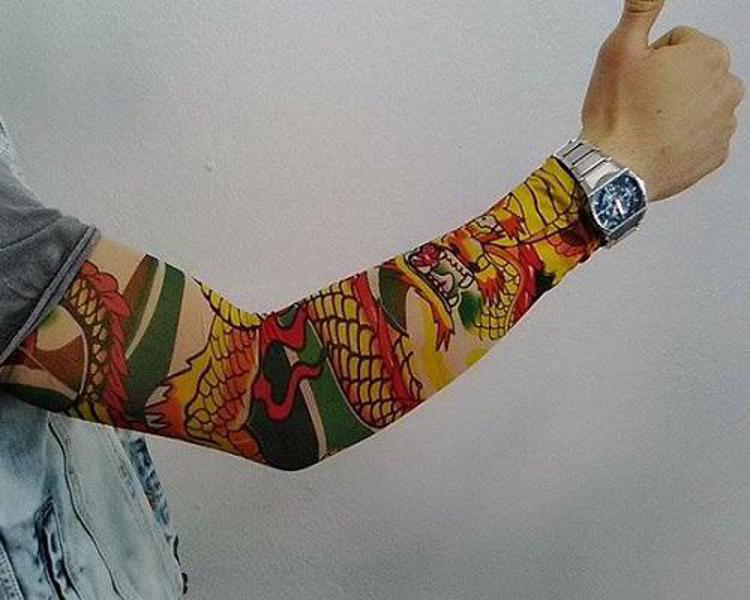 Una finta manica tattoo in vendita su eBay