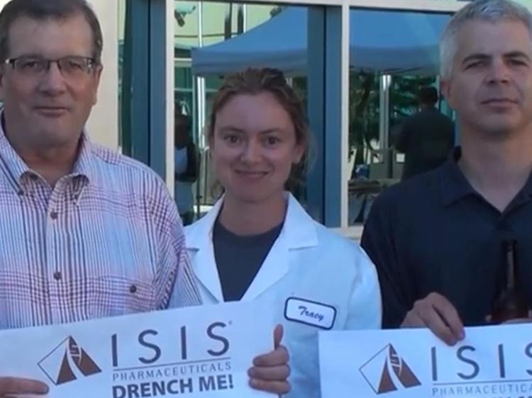 Dipendenti dell'Isis Pharmaceuticals partecipano all' Ice Bucket Challenge per beneficenza