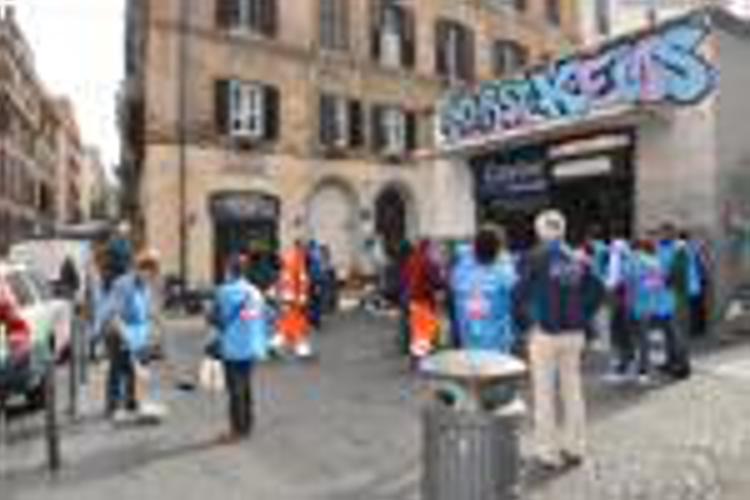Roma: con raschietti e guanti albergatori puliscono Monti