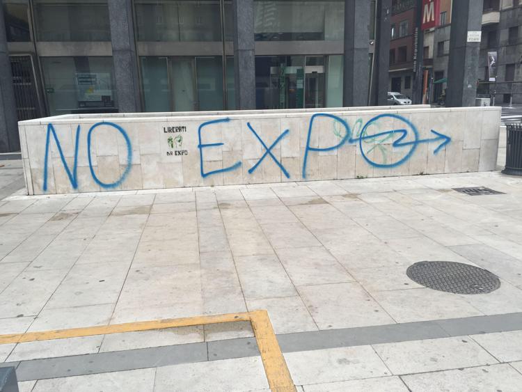 Milano: scritte contro la Lega ed Expo sui muri di Piazza della Repubblica