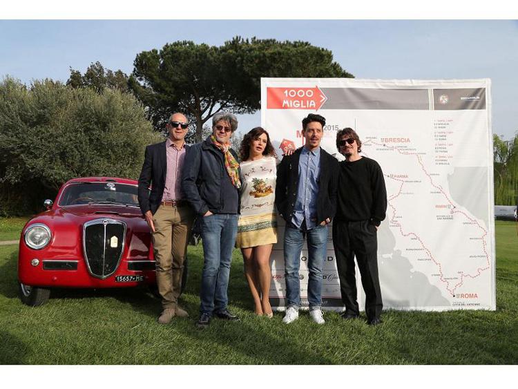 Nella foto Roberto Pagliuca, Responsabile Marketing di 1000 Miglia S.r.l., con il regista Claudio Uberti e alcuni degli attori del film 