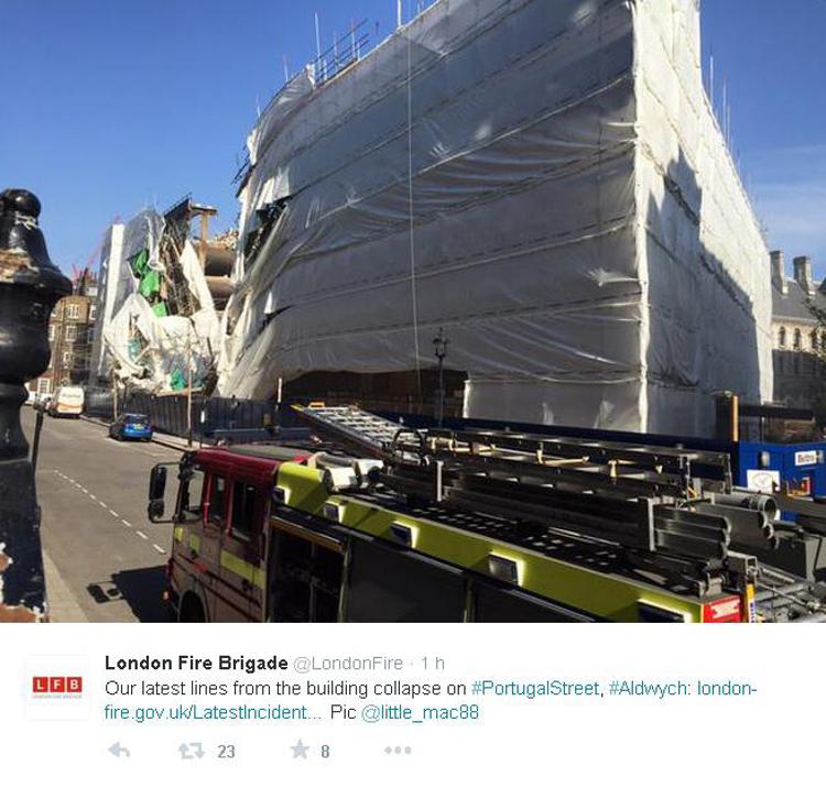 Un'immagine del crollo di Holborn diffusa via Twitter dalla London Fire Brigade