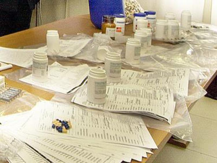 Un sequestro di farmaci (Infophoto)