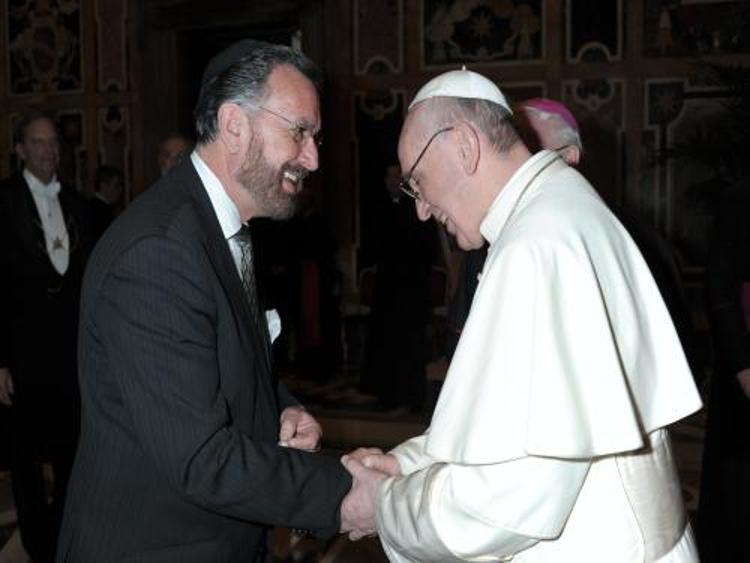 Il rabbino Rosen assieme a Papa  Francesco - (dal sito ufficiale del rabbino David Rosen)
