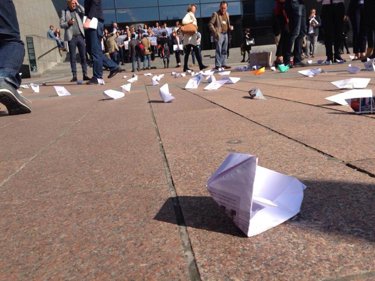 Immigrati: protesta M5S, 700 barchette di carta davanti Parlamento Ue