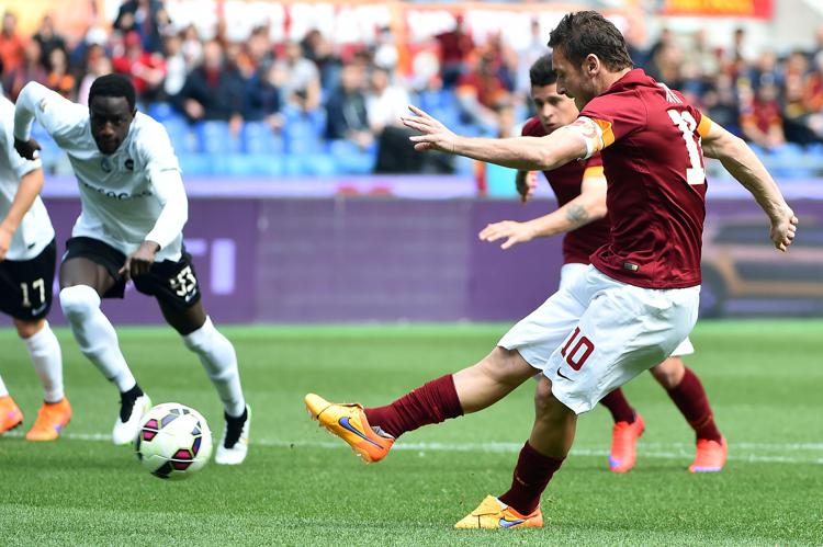 Francesco Totti in gol su rigore contro l'Atalanta (Foto Afp)  - AFP