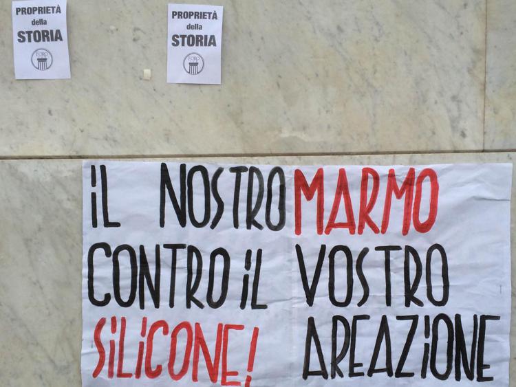 Il cartello e i foglietti affissi sull'Obelisco del Foro Italico 
