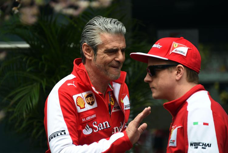 Il pilota della Ferrari Kimi Raikkonen con il team principal Maurizio Arrivabene (Foto Afp) - AFP
