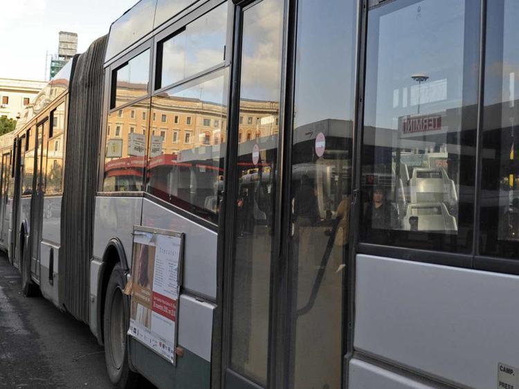 Roma: turisti minacciano autista bus con coltello per farsi portare alla fermata