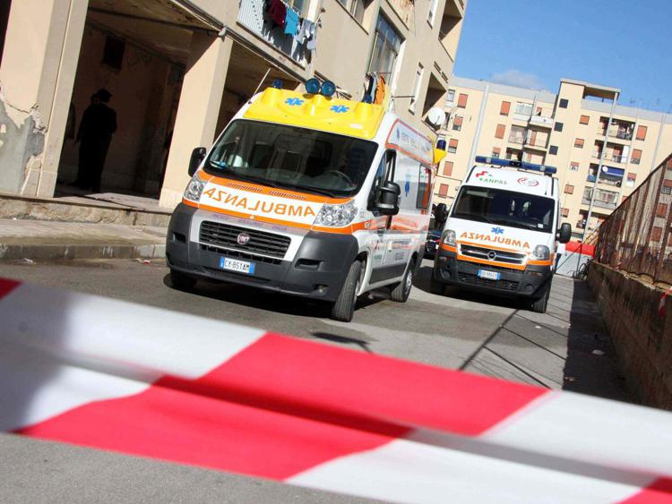 Ambulanze  prestano soccorso  (Infophoto)