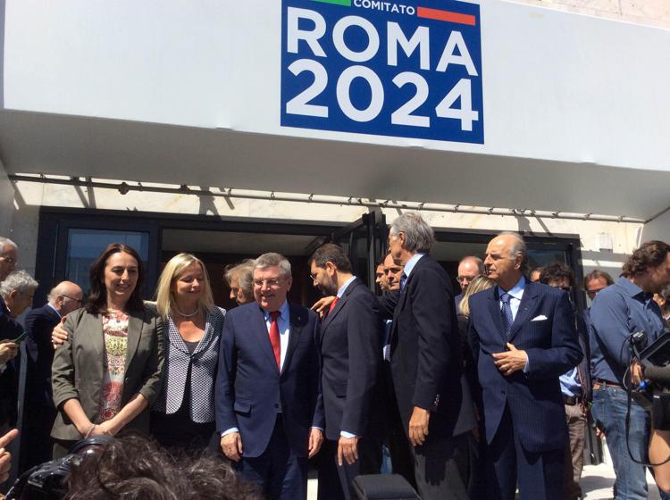 Il presidente del Cio, Thomas Bach, in visita alla sede di Roma 2024