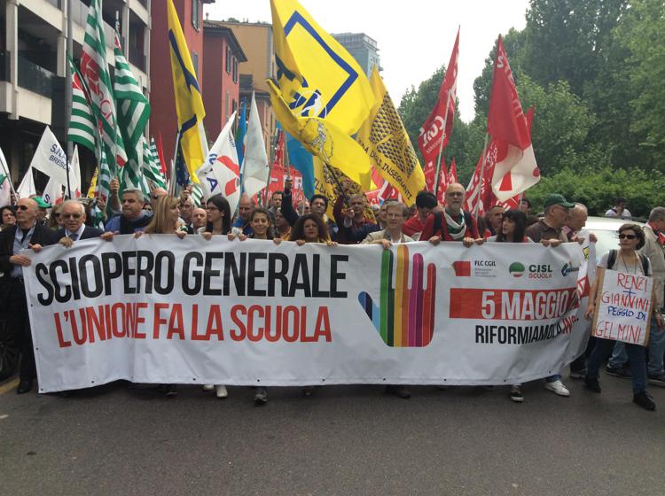 Scuola: a Milano parte corteo di insegnanti e studenti contro riforma Renzi