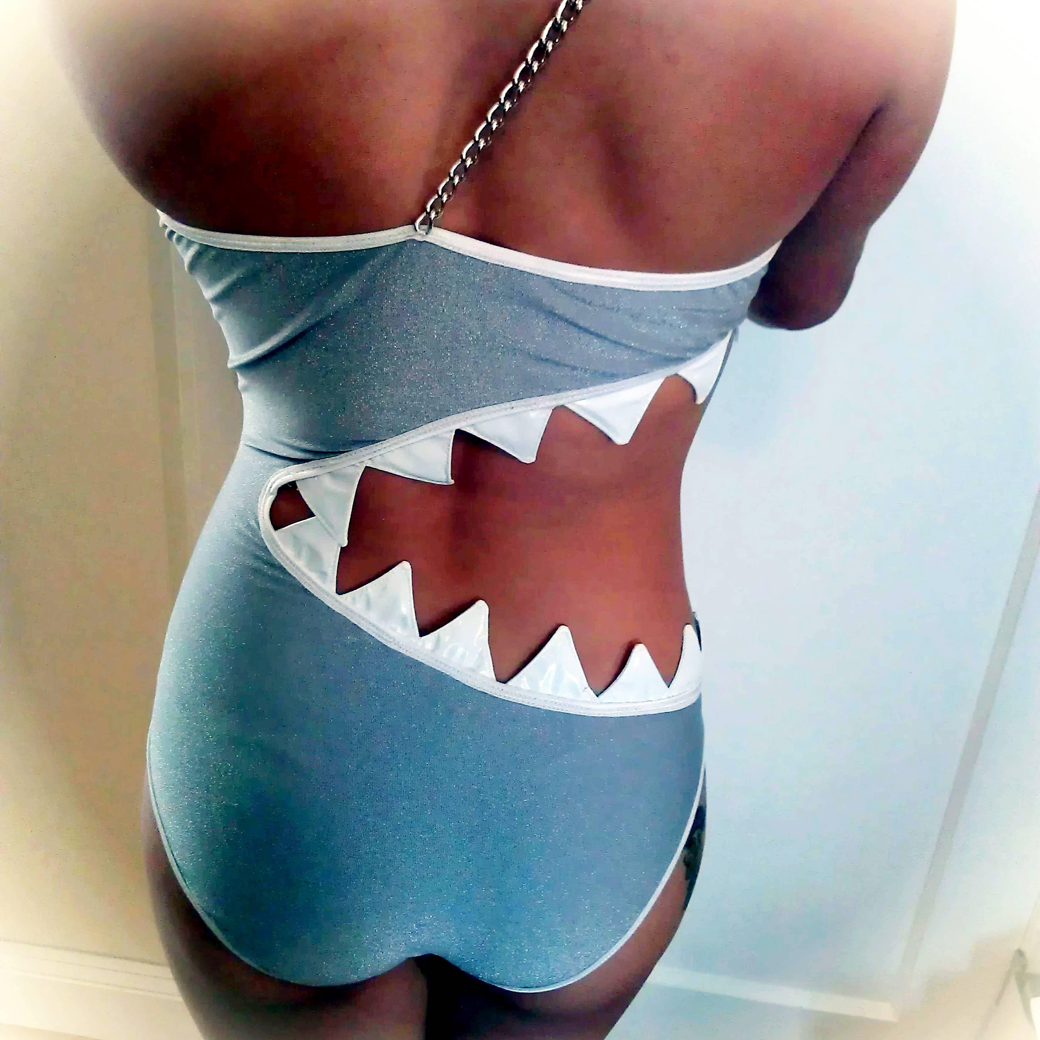 Sharkini, l'originale costume da bagno che ricorda le fauci di uno squalo (Infophoto)