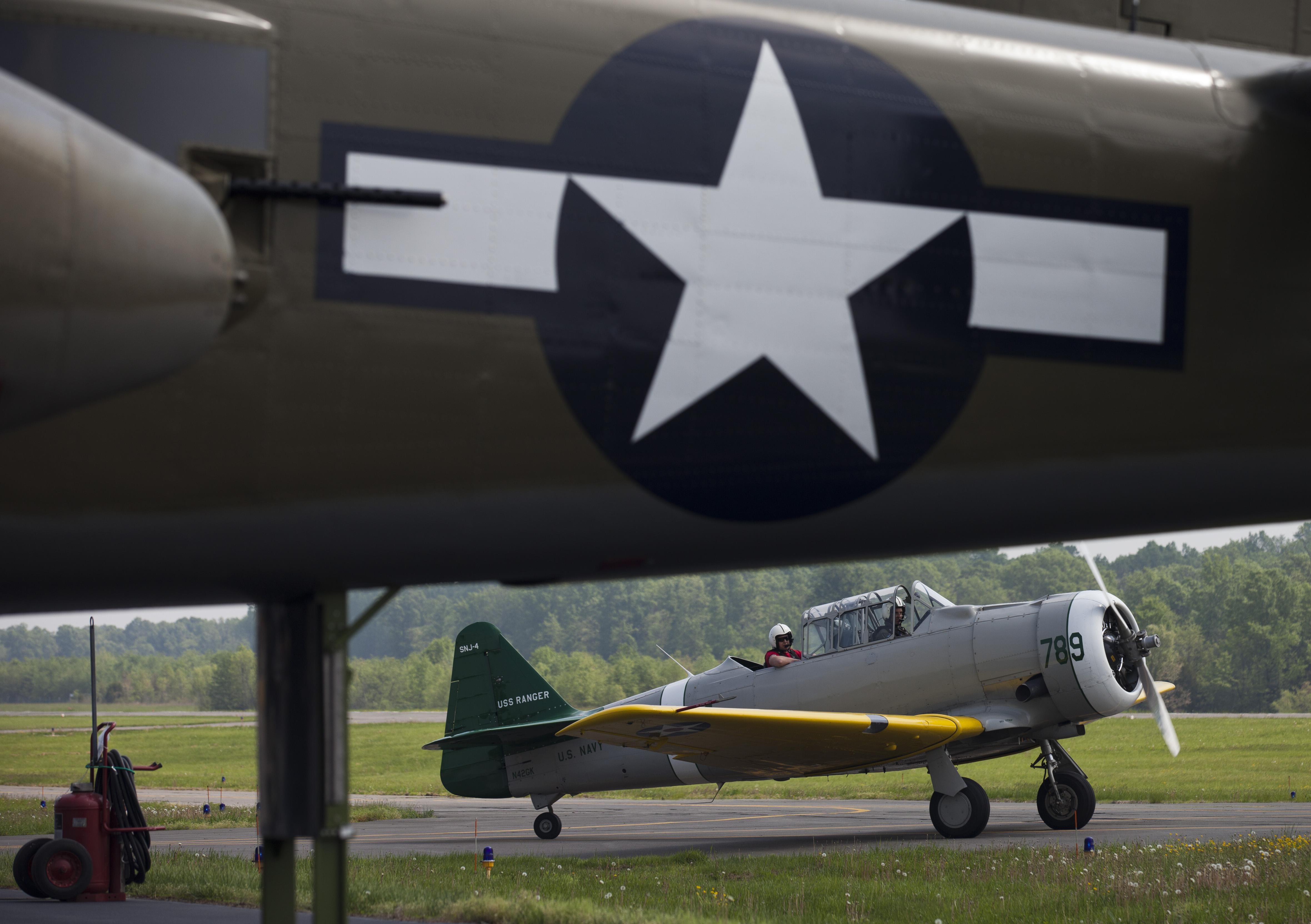  Un velivolo da addestramento Seconda guerra mondiale si prepara a decollare per un volo pratica con decine di altri velivoli presso il Culpeper Regional Airport a Brandy Station, Virginia. AFP PHOTO