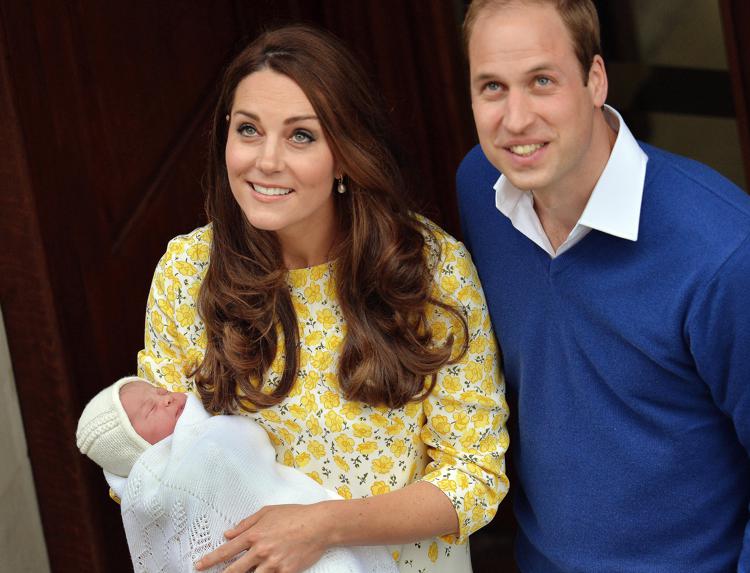 Il principe William e la moglie Kate con la piccola Charlotte (Afp)  - AFP