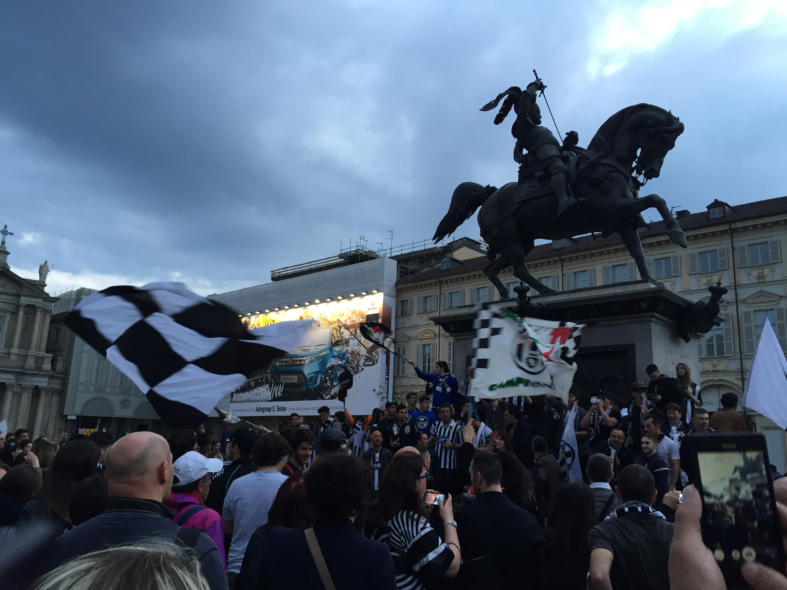 La Juventus è campione d'Italia, esplode la festa bianconera a Torino
