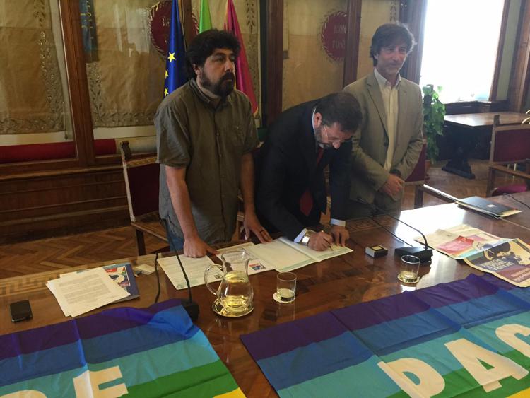 Roma: Marino firma petizione per no alle armi