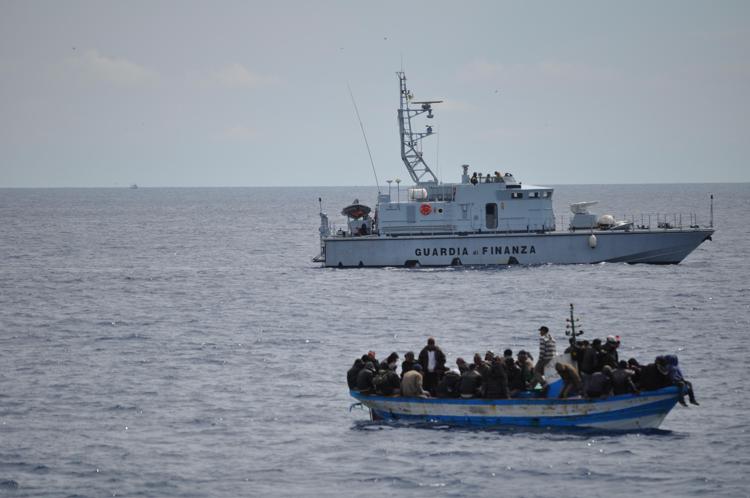 Immigrati: Gentiloni, affondamento barconi trafficanti solo con risoluzione Onu