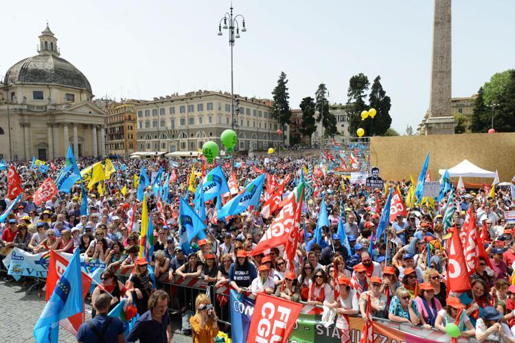 Manifestanti in piazza contro la riforma della scuola di Renzi (Infophoto)