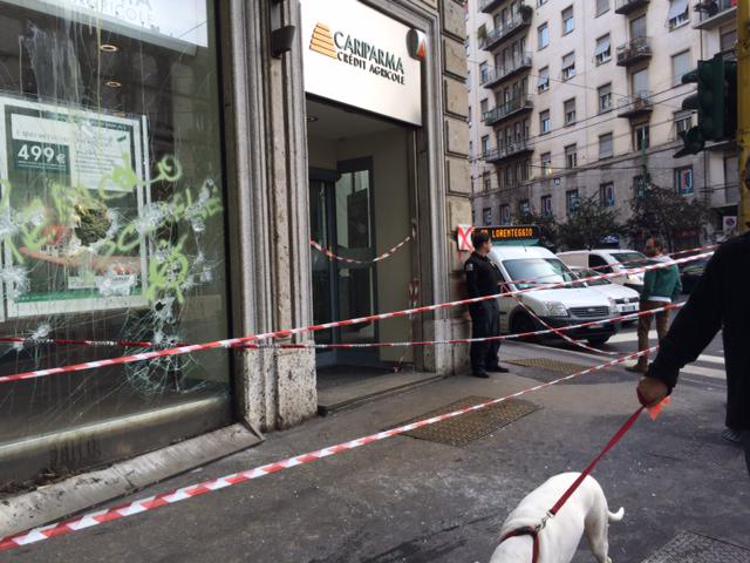 La filiale Cariparma distrutta a Milano