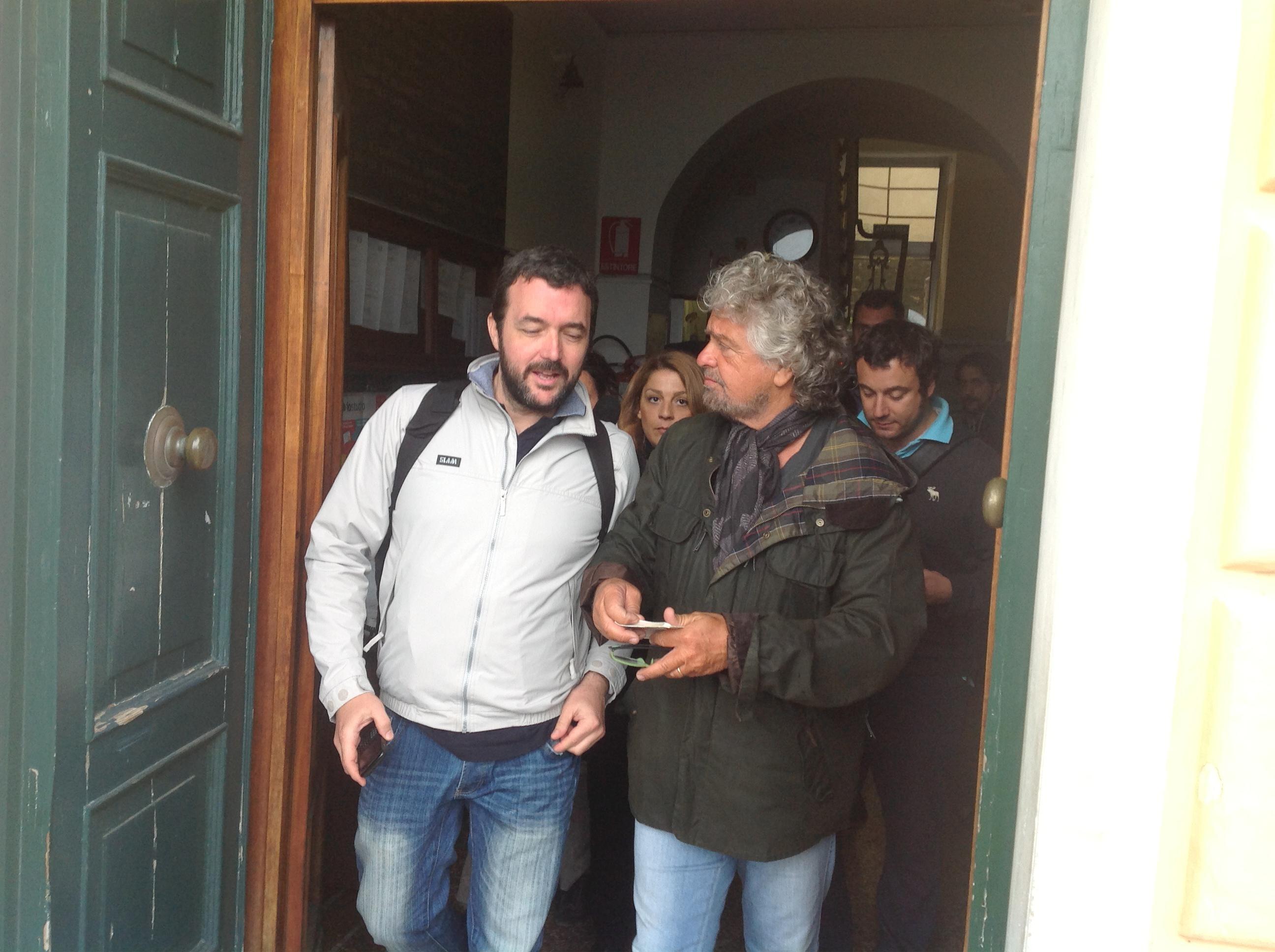 Beppe Grillo all'uscita del seggio