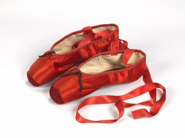 Le scarpe da ballerina di raso rosso create per Moira Shearer nel film 'Scarpette rosse' del 1948