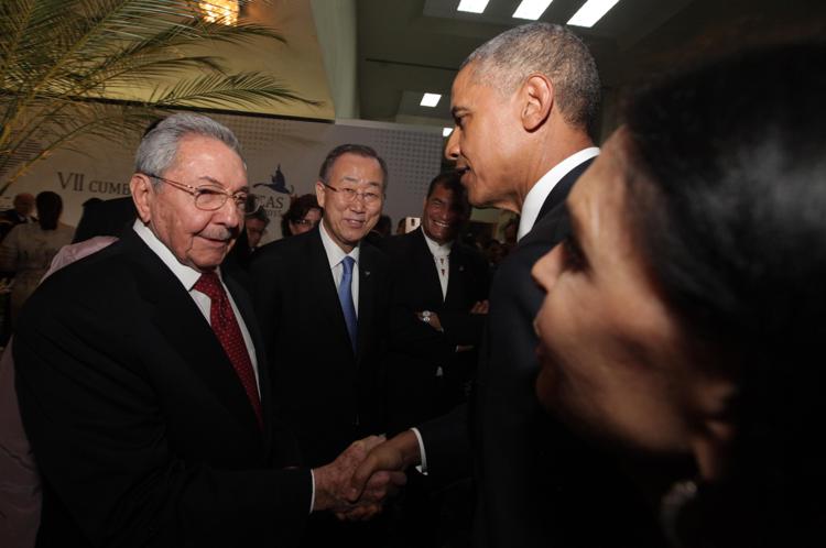 Storica stretta di mano tra i presidenti di Cuba e Stati Uniti, Raul Castro e Barack Obama, a Panama per il Vertice delle Americhe, lo scorso aprile. (Foto Infophoto) 