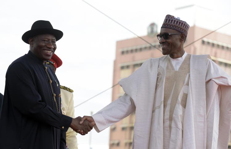 Il passaggio di consegne fra il presidente nigeriano uscente Goodluck Jonathan e il suo successore Muhammadu Buhari.  - (foto AFP)