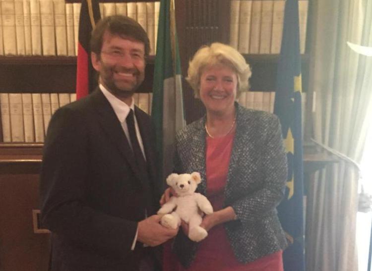 I ministri della Cultura italiano e tedesco, Dario Franceschini e Monika Grutters, con l'orsetti di peluche regalato al titolare del Mibact dalla collega tedesca