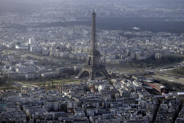 Francia: Parigi, sgominata la banda dei borseggiatori della Tour Eiffel