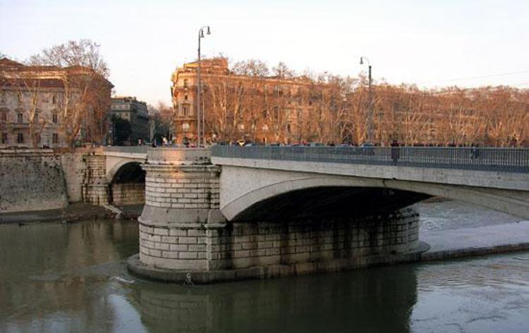 Ponte Garibaldi, (immagini di repertorio)