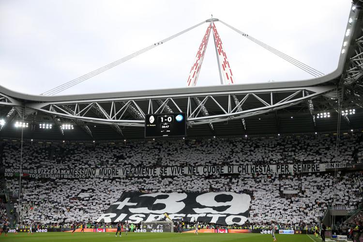 L'omaggio della curva della Juventus alle vittime dell'Heysel (foto Afp) - AFP