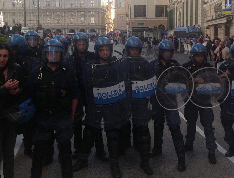 Lega: tensione a comizio Salvini a Genova, forze ordine caricano antagonisti