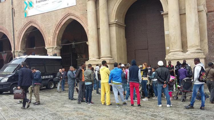 I migranti del Cispm davanti al portone chiuso del Comune di Bologna