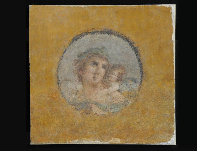 Uno degli affreschi recuperati, raffigurante un busto di donna con amorino