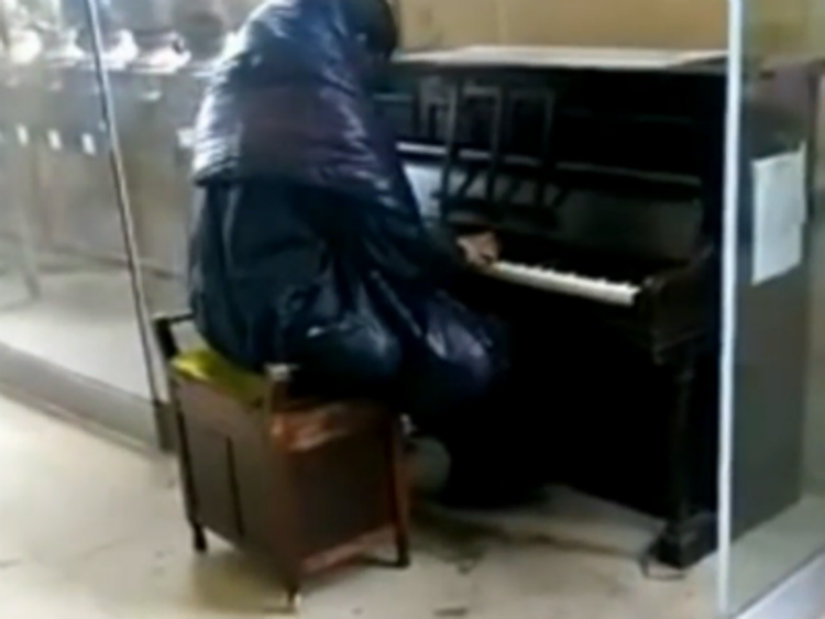 L'homeless suona il piano in stazione e il pubblico si commuove/Video