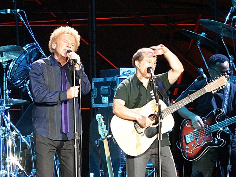 Simon & Garfunkel a Roma nel 2004 durante il concerto al Colosseo  (Foto Infophoto) - PRISMA