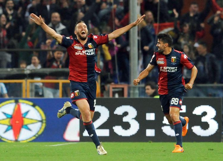 Pavoletti esulta dopo il primo gol (foto Infophoto) - INFOPHOTO