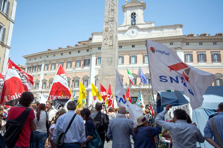 Protesta a Montecitorio studenti e professori contro la riforma della scuola  - (Infophoto)