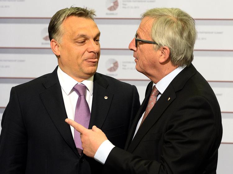 Il premier ungherese Viktor Orban ed il presidente della Commissione Ue Jean-Claude Juncker - (Afp)